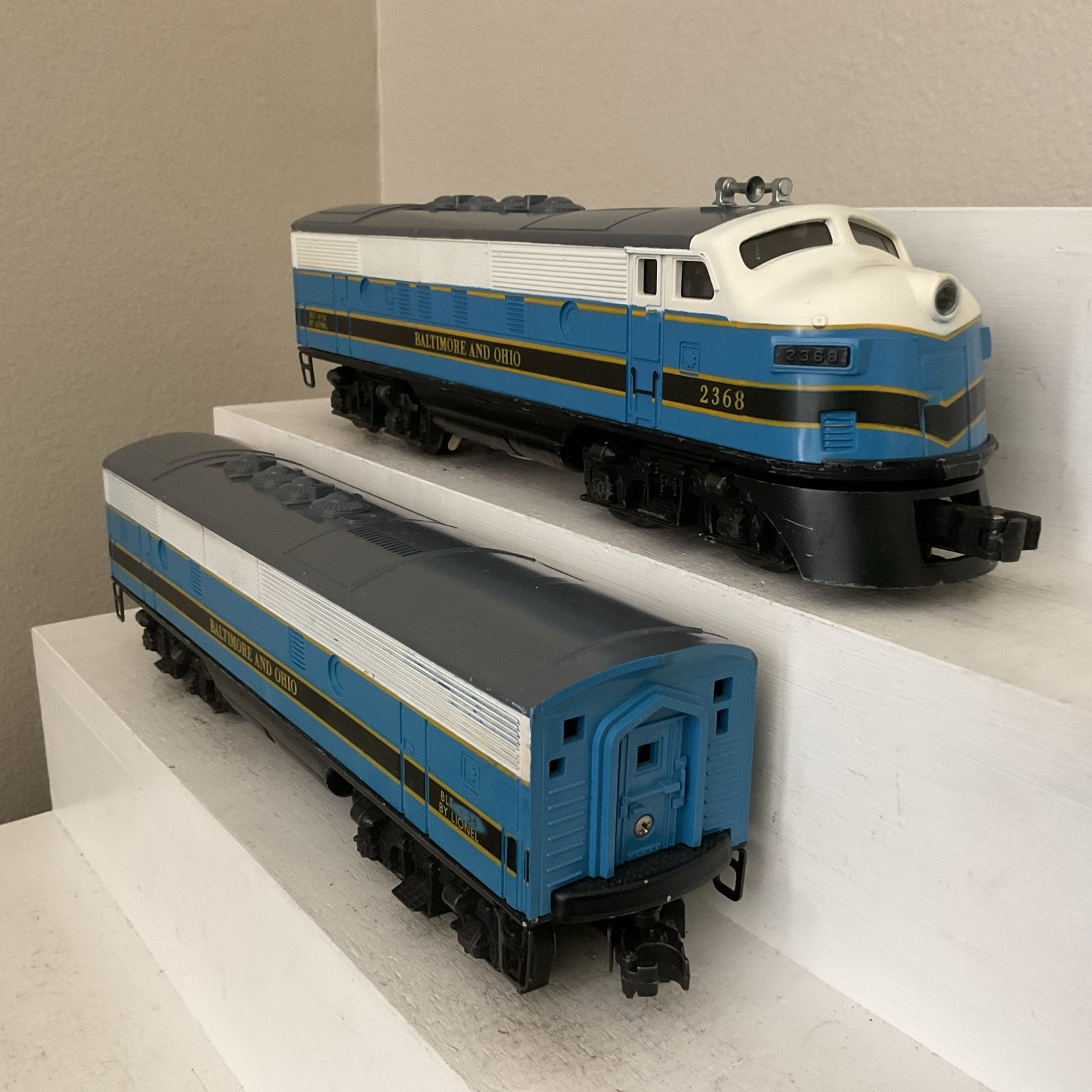 LIONEL POSTWAR 2368 BALTIMORE & OHIO F3 A&B DIESELS “NICE”