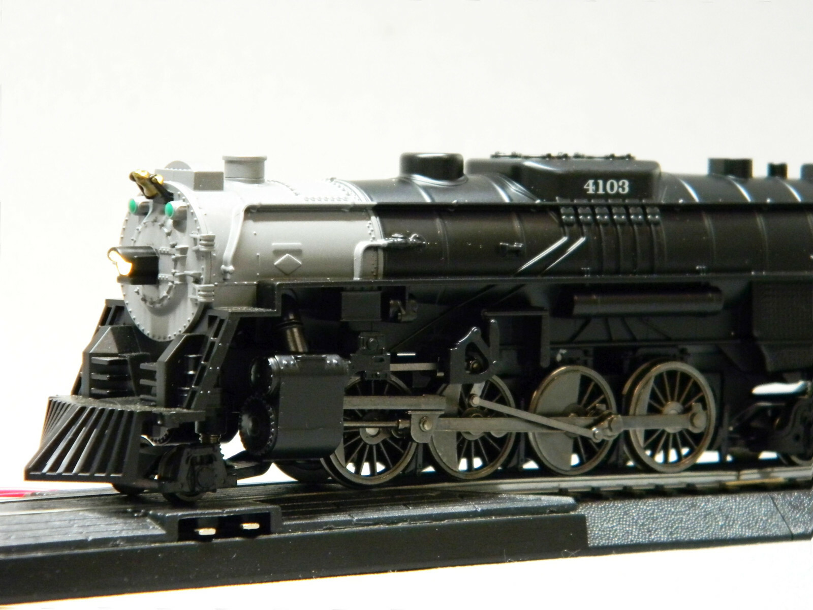 LIONEL HO SCALE SANTA FE CAJON 2-8-4 REMOTE ENGINE/TENDER bluetooth 871811040-E