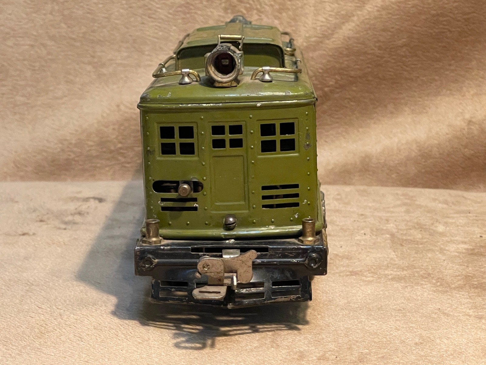 Lionel prewar Standard Gauge electric loco #8, cars 337 and 338. Needs help.