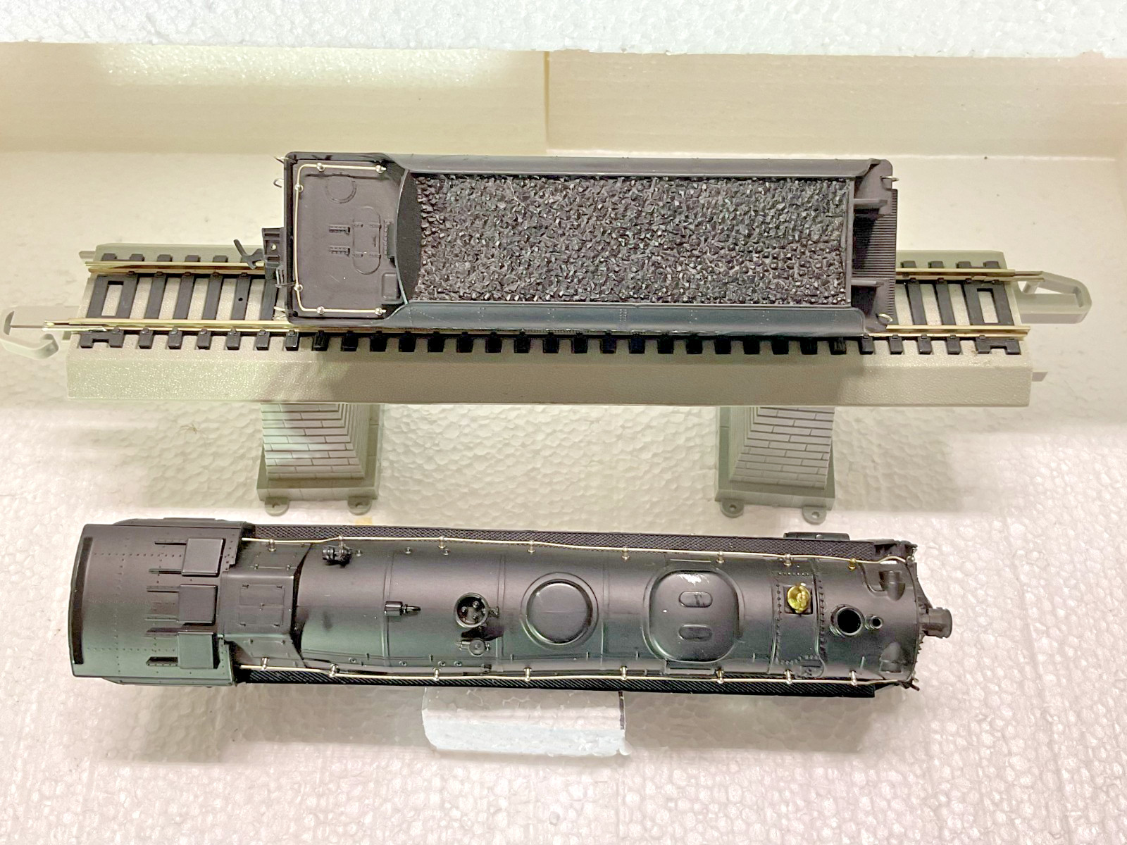 Rivarossi HO Scale NYC Hudson 4-6-4 Steam Locomotive #5405, Six Passenger Cars
