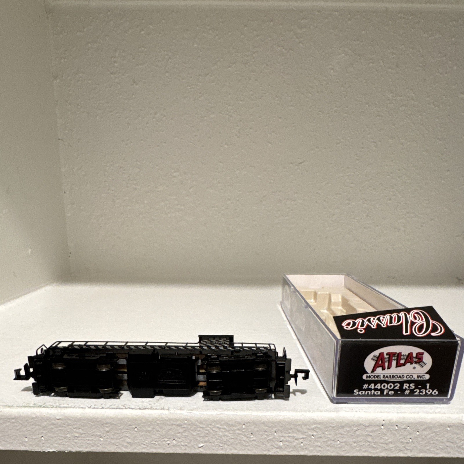 Atlas N RS-1 Diesel Locomotive Santa Fe 2396 Analog DC MPN 44002 Zebra