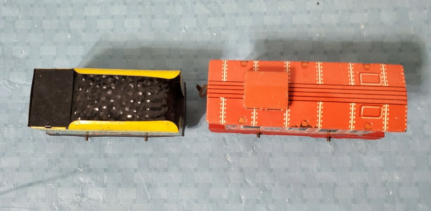 VTG Hafner Wyandotte 78100 Yellow Aqua Coal Tender & 41021 Red Caboose O & O27