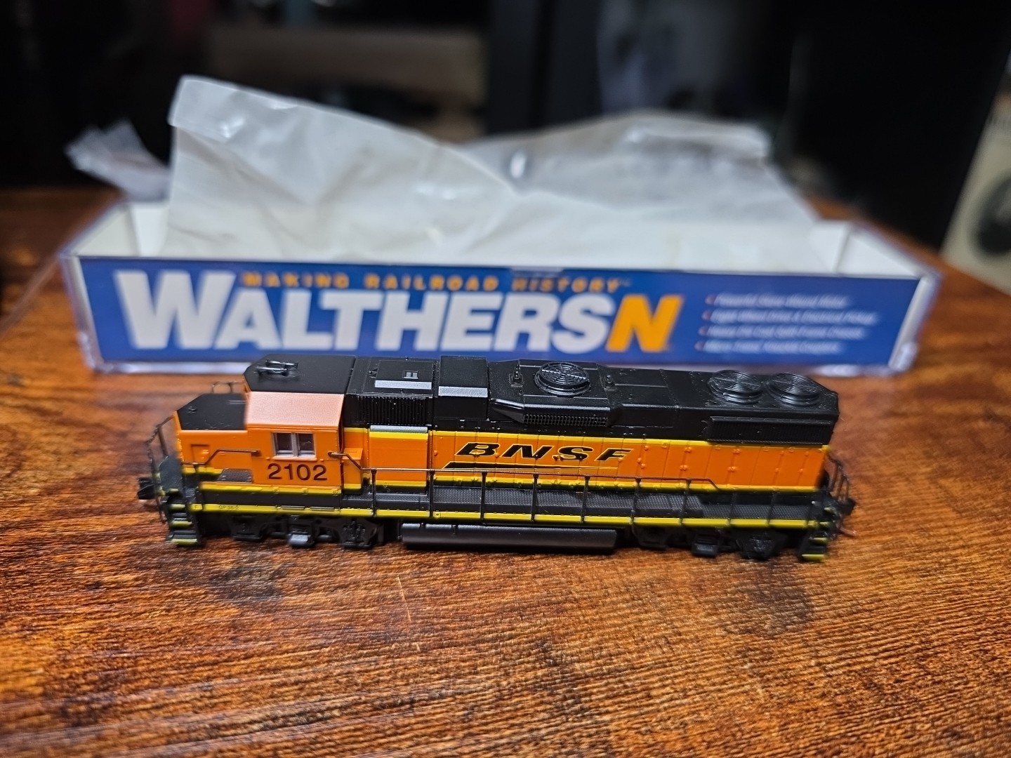Walthers N 929-50301 EMD GP38-2 BNSF 2102 DCC READY