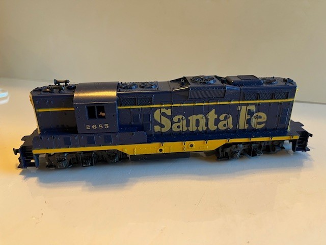 ATHEARN – HO Gauge – ATSF – GP-9 Powered Diesel Engine & Dummy #2685 -Nice Pair!