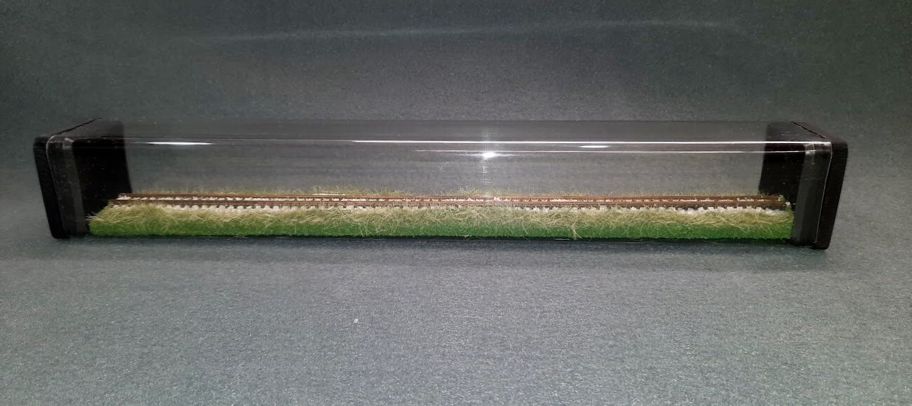N SCALE 14″ DISPLAY TUBE “TALL GRASS -SUMMER SCENE” – FOR ANY N TRAINS