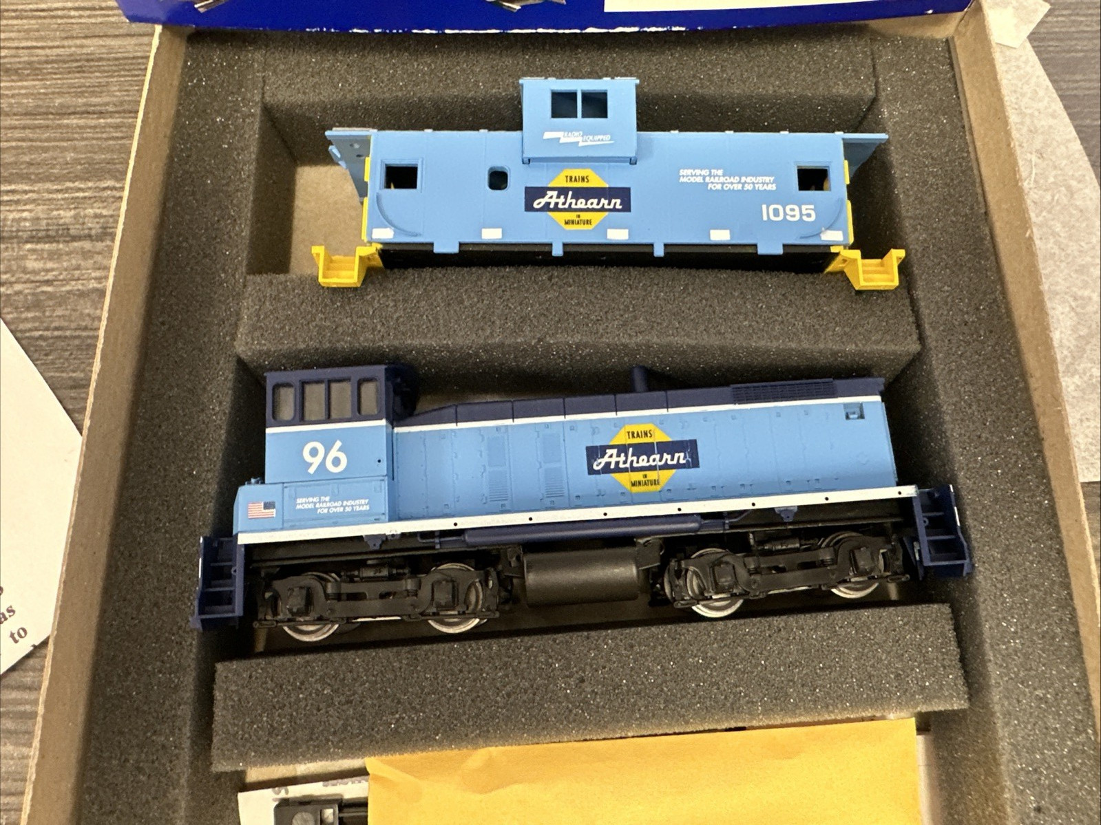 Athearn Special Edition HO RTR #2200 SW1000 Powered Diesel w/Caboose Set RTR NOS