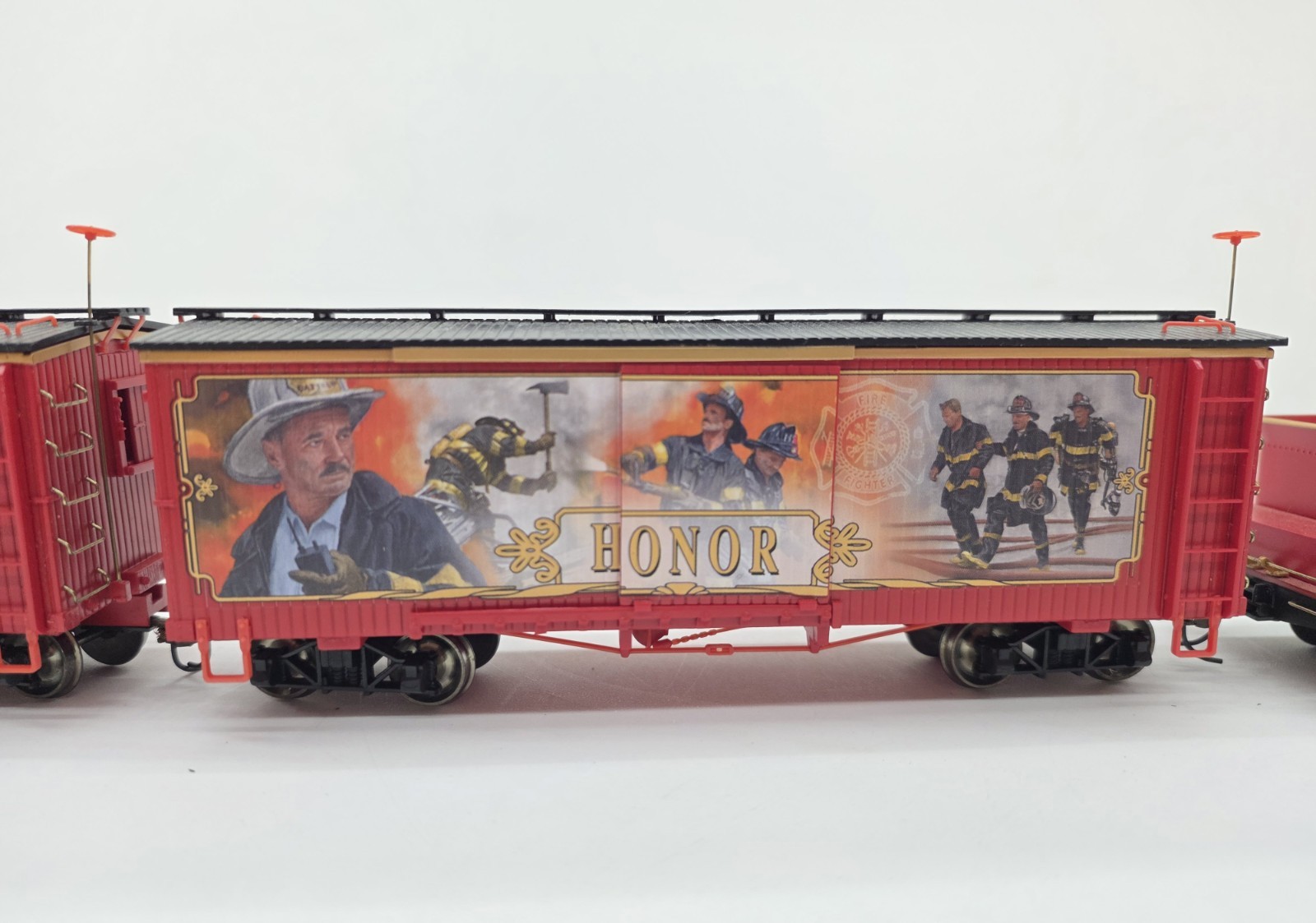 Hawthorne Village Fire Fighters Heroes Express Locomotive, Tender and Cars On30
