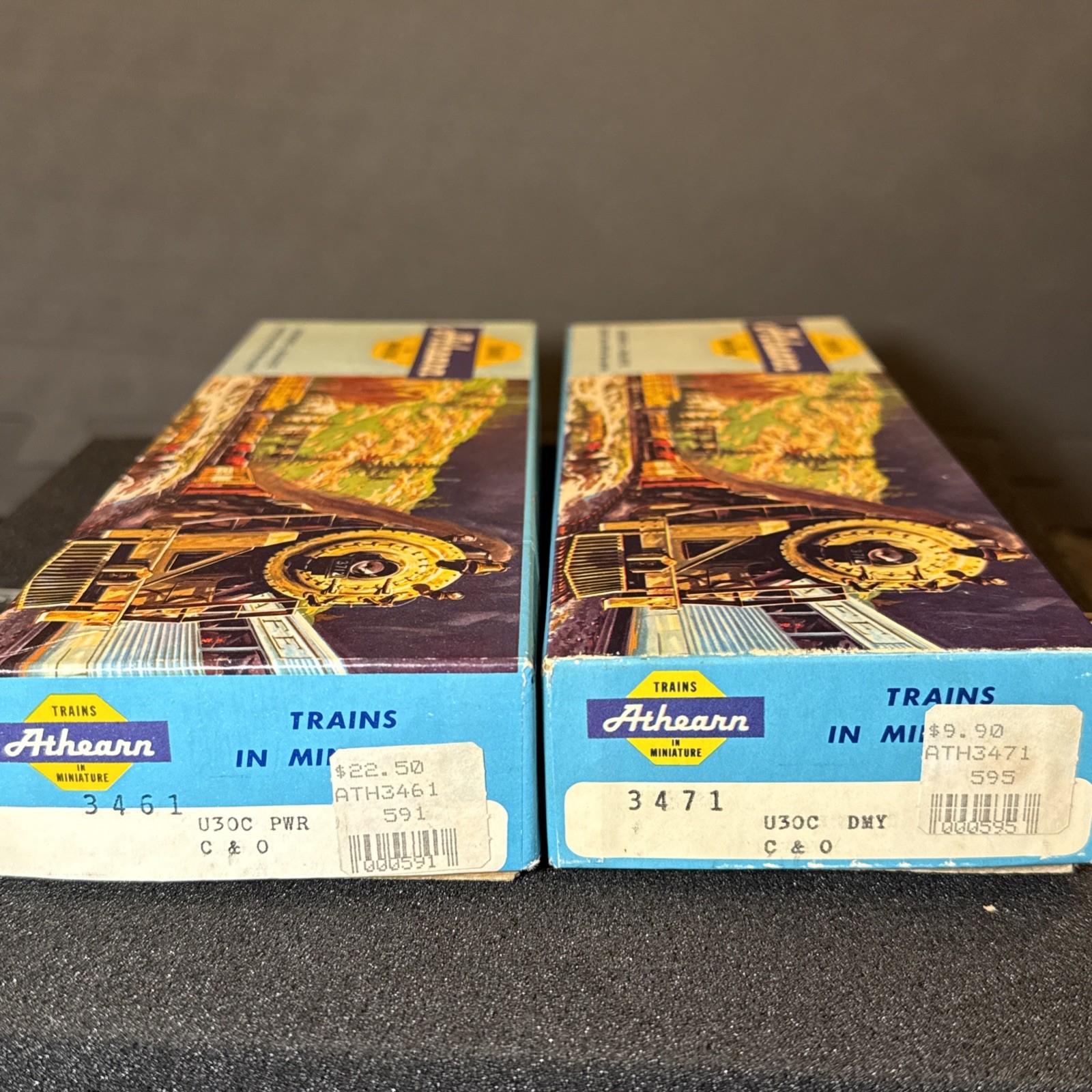 HO Scale Athearn 3461/3471 C & O – U30C Diesel SET OF 2 Powered/Unpowered