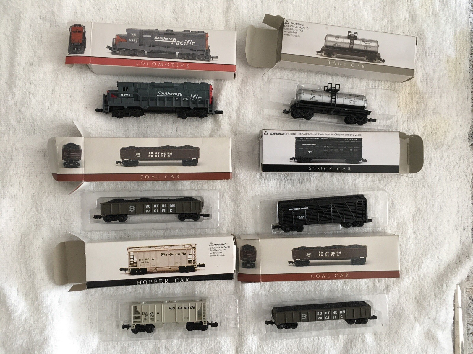 Miniature Southern Pacific Train Cars. New with the box. 6-total