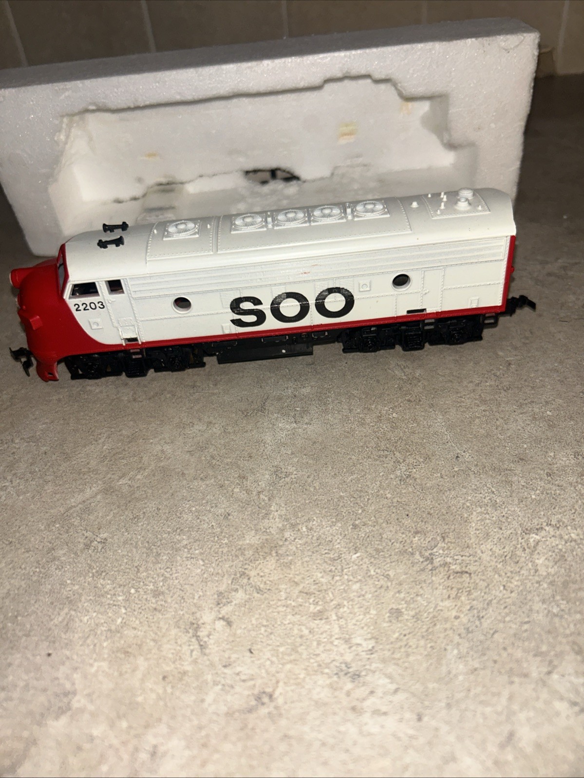 HO Scale Life-Like, F-7 Diesel Locomotive, Soo Line, White #2203 Vintage