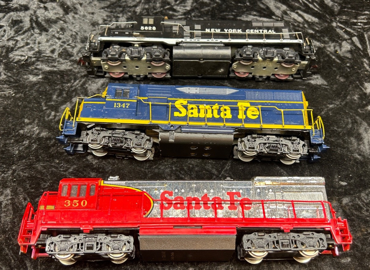Lot 3 HO 5628, 350, 1347 Santa Fe, New York Central, 2 Locomotives, 1 Dummy, c33
