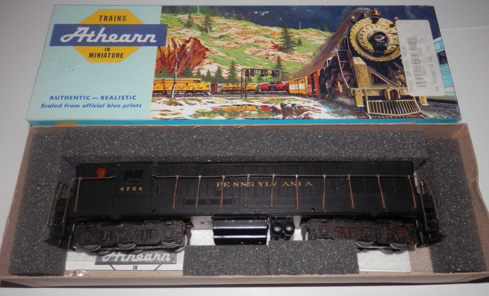 Athearn HO Scale POWERED Pennsylvania 8704 Trainmaster Diesel Loco #4305