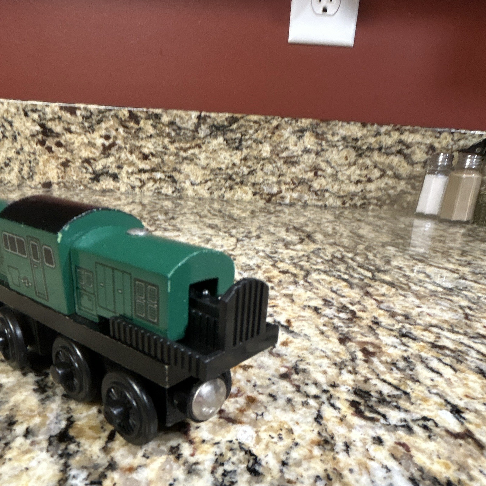 Thomas & Friends Wooden Railway Derek Diesel Locomotive Wood Green/Yellow/Black