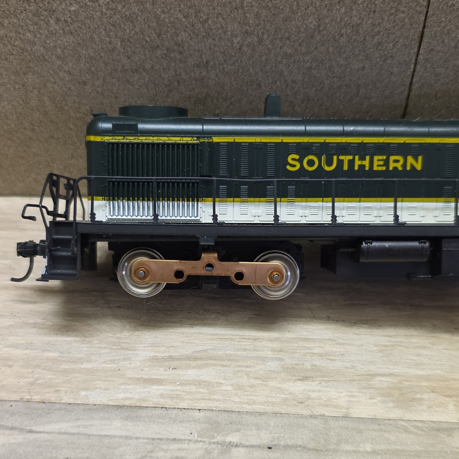 Athearn Southern HO Scale Diesel Locomotive Bo-Bo DC Analog 2-Rail 2137 No Box