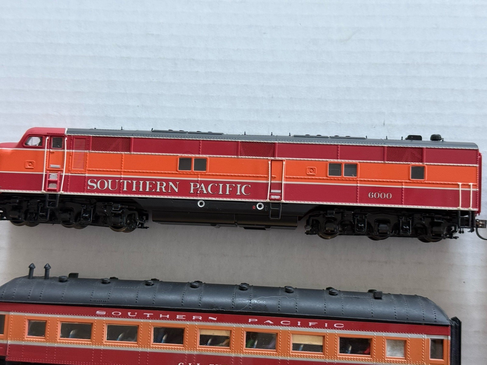Proto 2000 HO EMD E7A diesel, SP #6000, Runs great, With 5 Passenger Cars