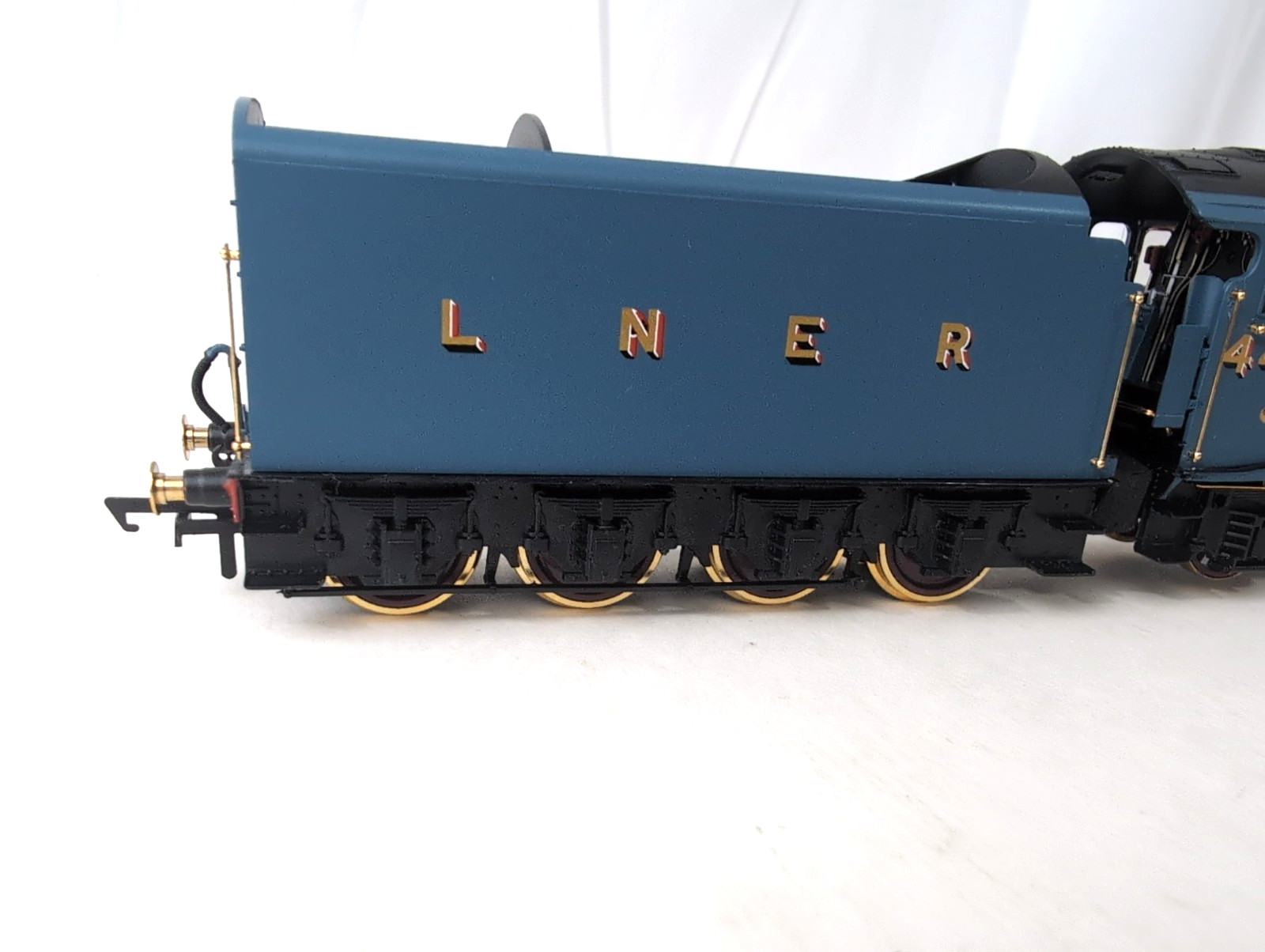 HORNBY – LNER 4-6-2 Class A4 Mallard “80th Anniversary” Limited Ed 18k Gold – OO