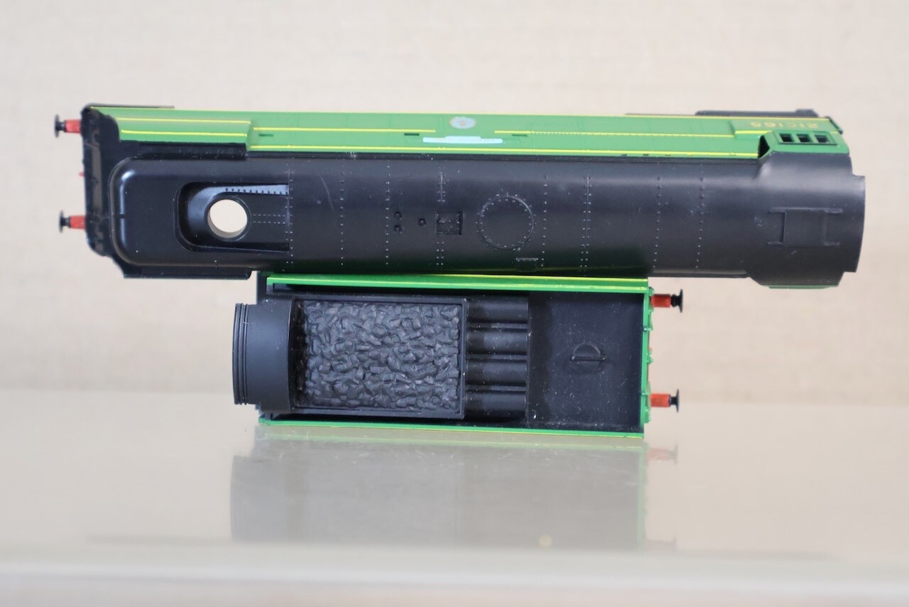 HORNBY R320 BODY for SOUTHERN 4-6-2 BATTLE of BRITAIN LOCO 21C165 HURRICANE oj