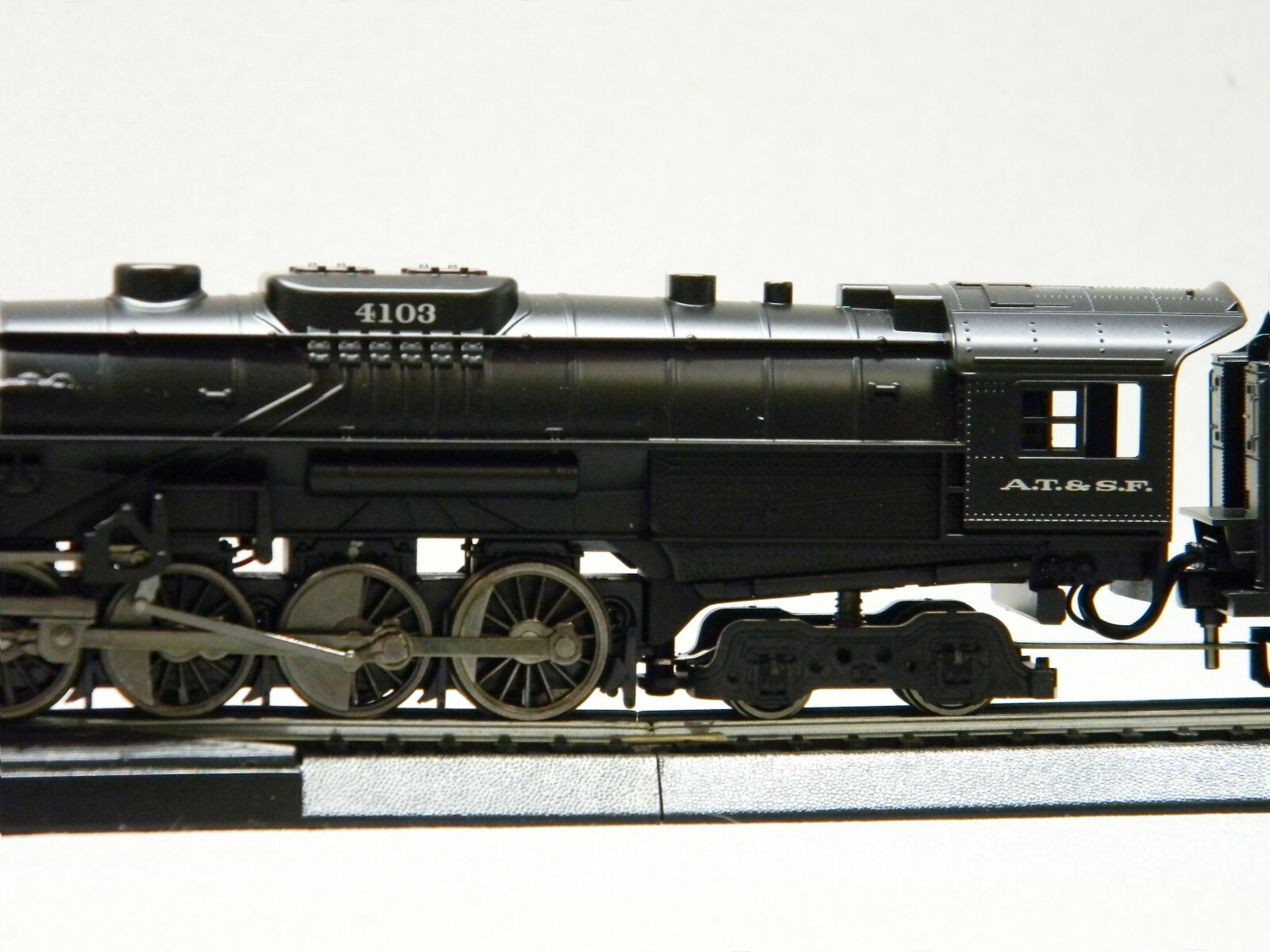 LIONEL HO SCALE SANTA FE CAJON 2-8-4 REMOTE ENGINE/TENDER bluetooth 871811040-E