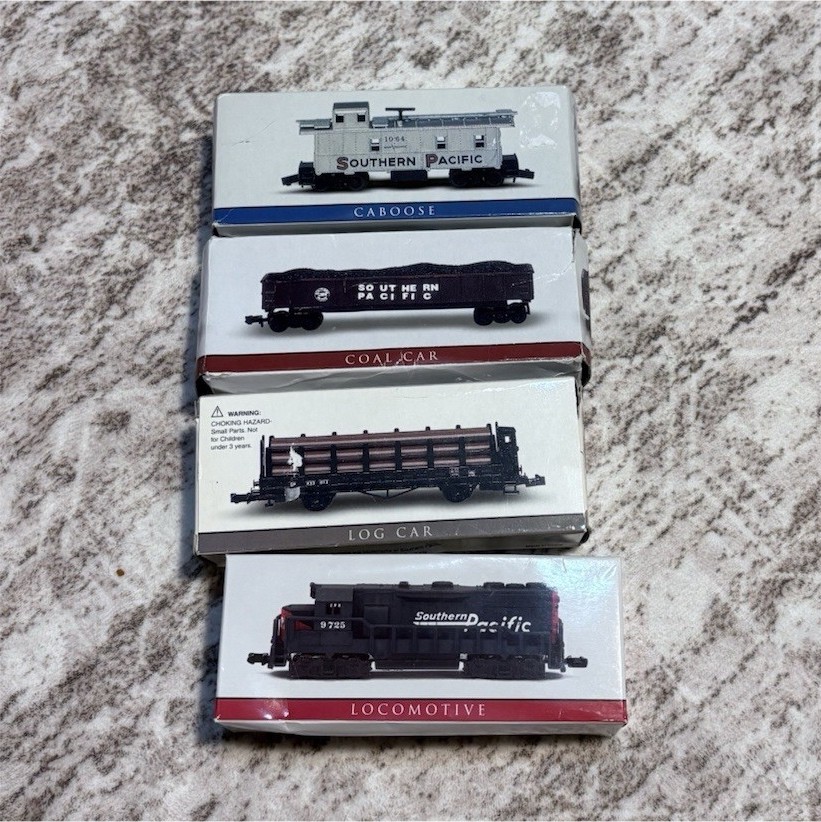 Southern Pacific N Gauge Locomotive, Caboose, Coal Car, Log Car Black Gray Set