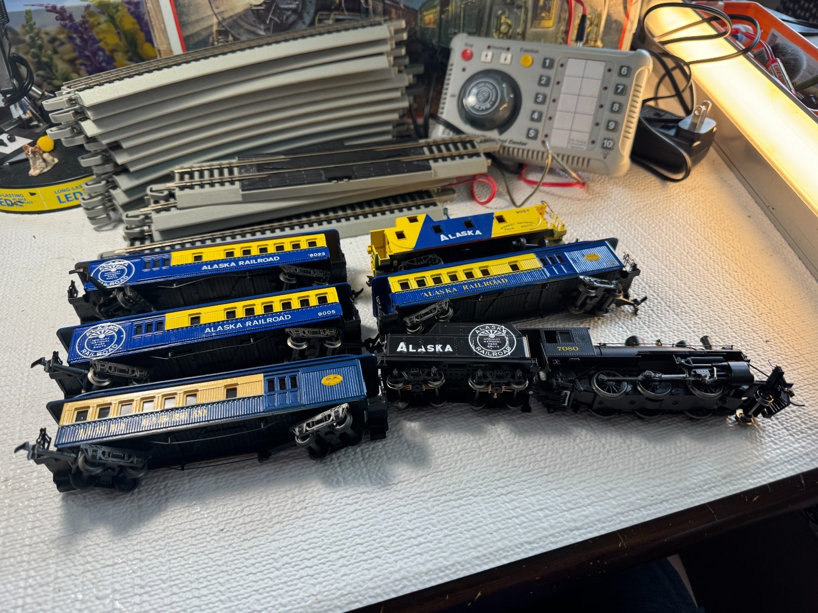 🚂 HO BACHMANN CUSTOM PAINTED ALASKA PASSENGER SET, TRACK,DCC CONTOLLER 💥 H4005