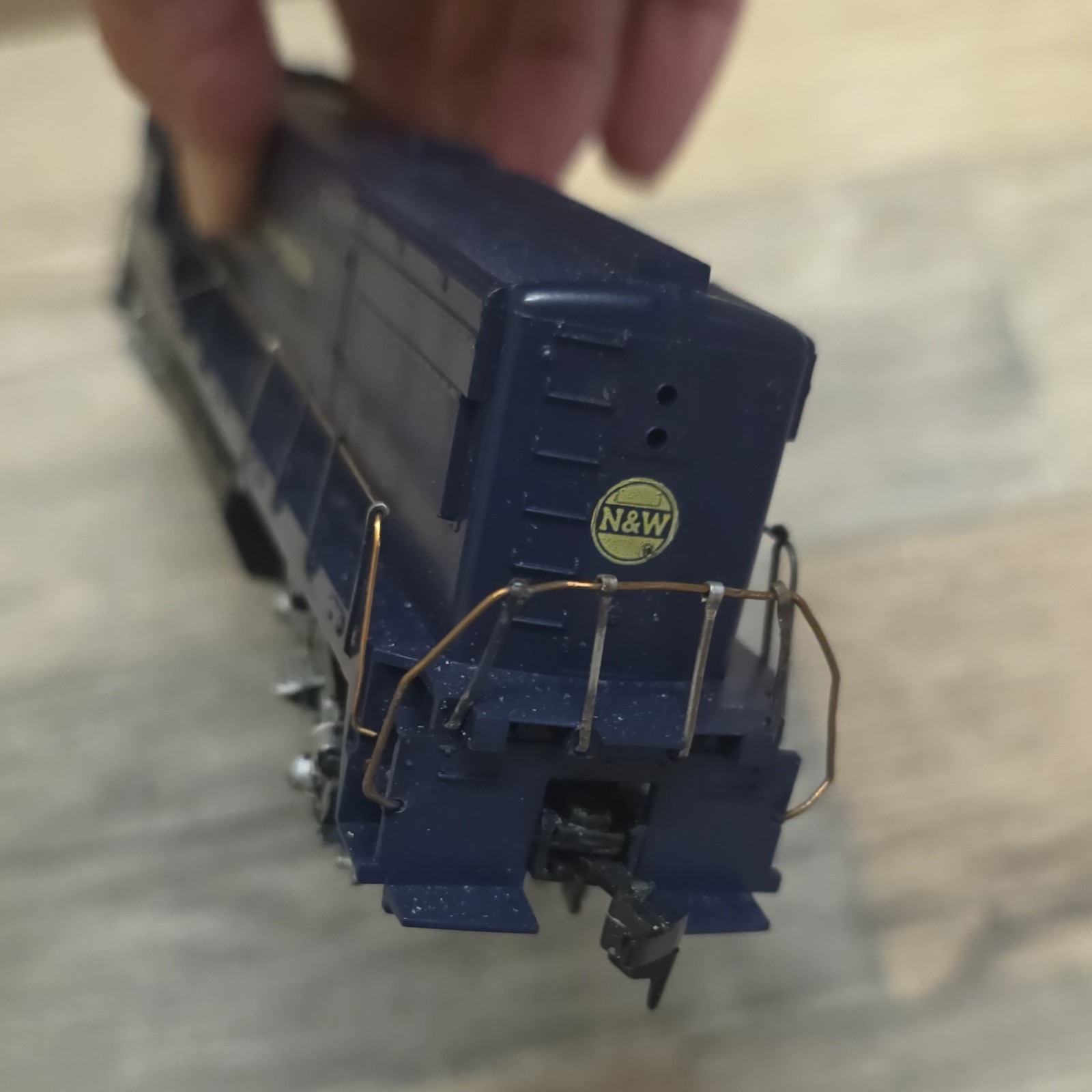 Athearn Norfolk and Western 34014 HO Diesel Locomotive DC Bo-Bo Blue Yellow