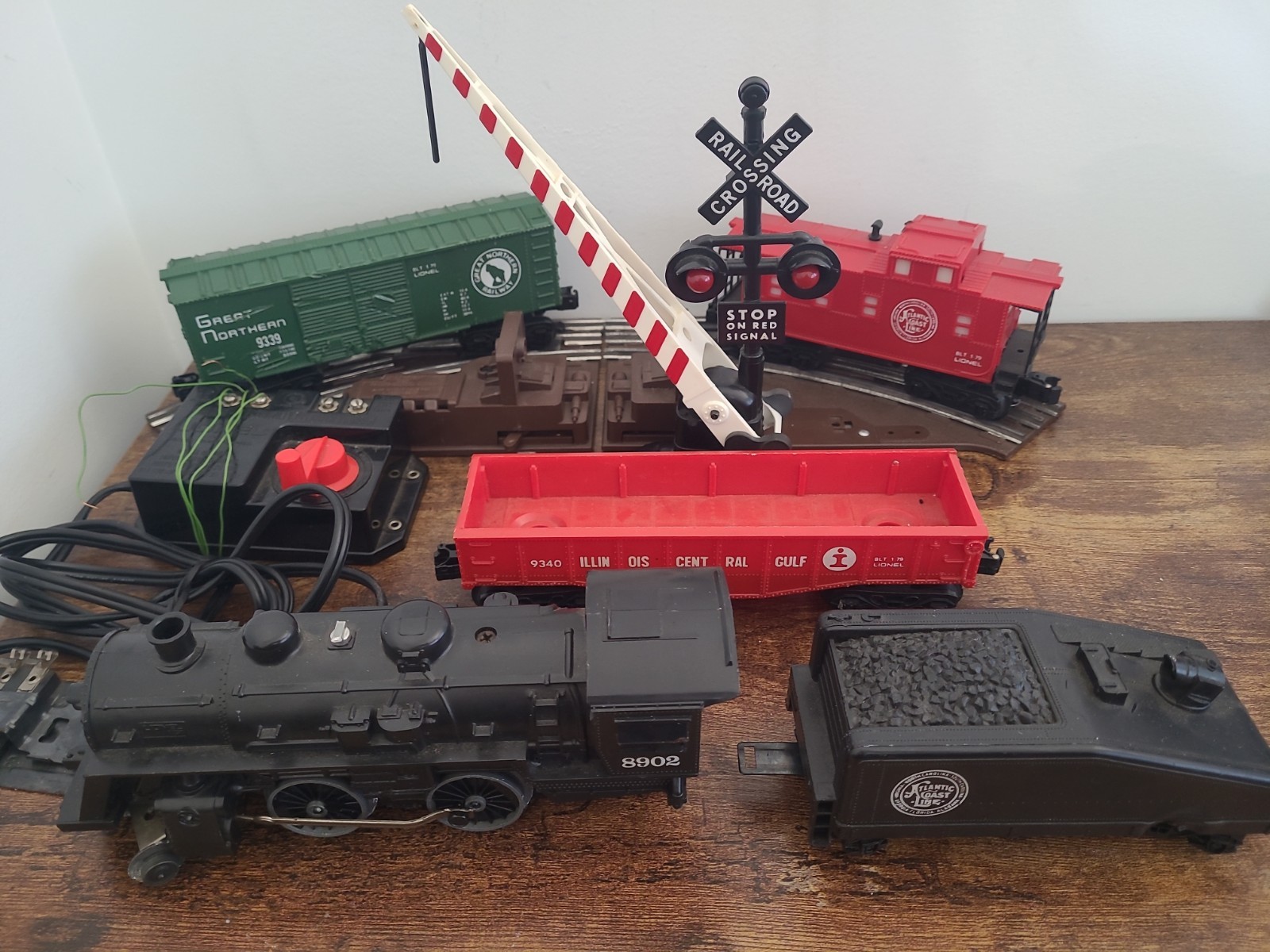 Lionel 8902 Running Steam Engine w/ Tender + 4860 Transformer + Cars Lot