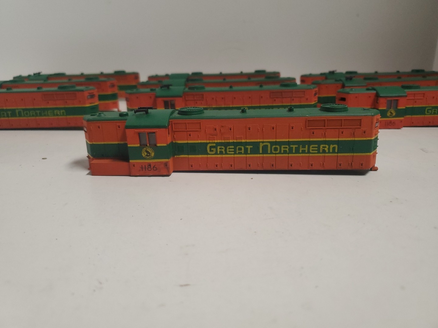 HO Scale / UNBRANDED / DIESEL / GREAT NORTHERN 1186 SHELL ONLY Lot Of 10