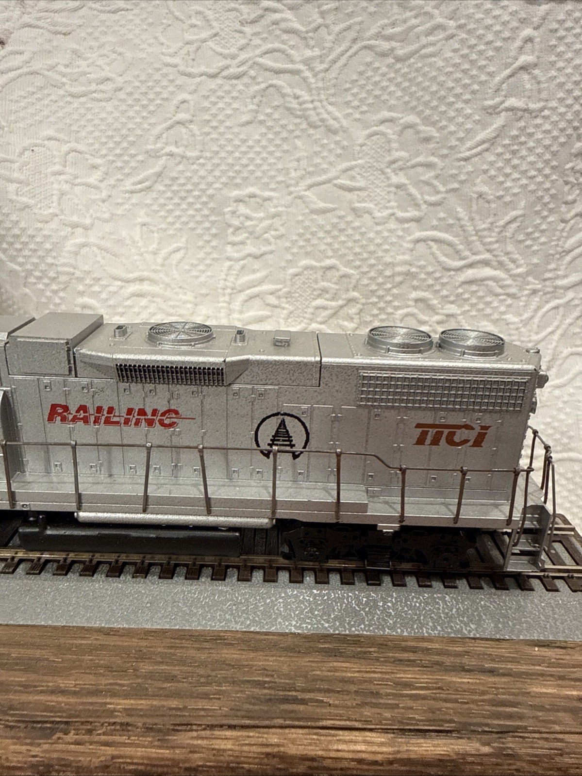 HO Scale 1999 KATO EMD, TTCI Railing, With Track Stand, Excellent