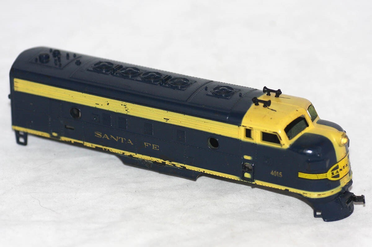 Tyco HO Scale EMD F7 Blue and Yellow Santa Fe #4015 locomotive shell