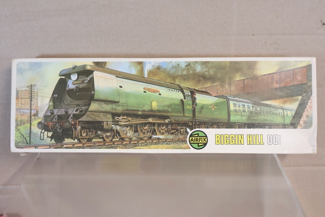 AIRFIX 05651 BR 4-6-2 BATTLE of BRITAIN LOCOMOTIVE 34057 BIGGIN HILL MODEL KIT