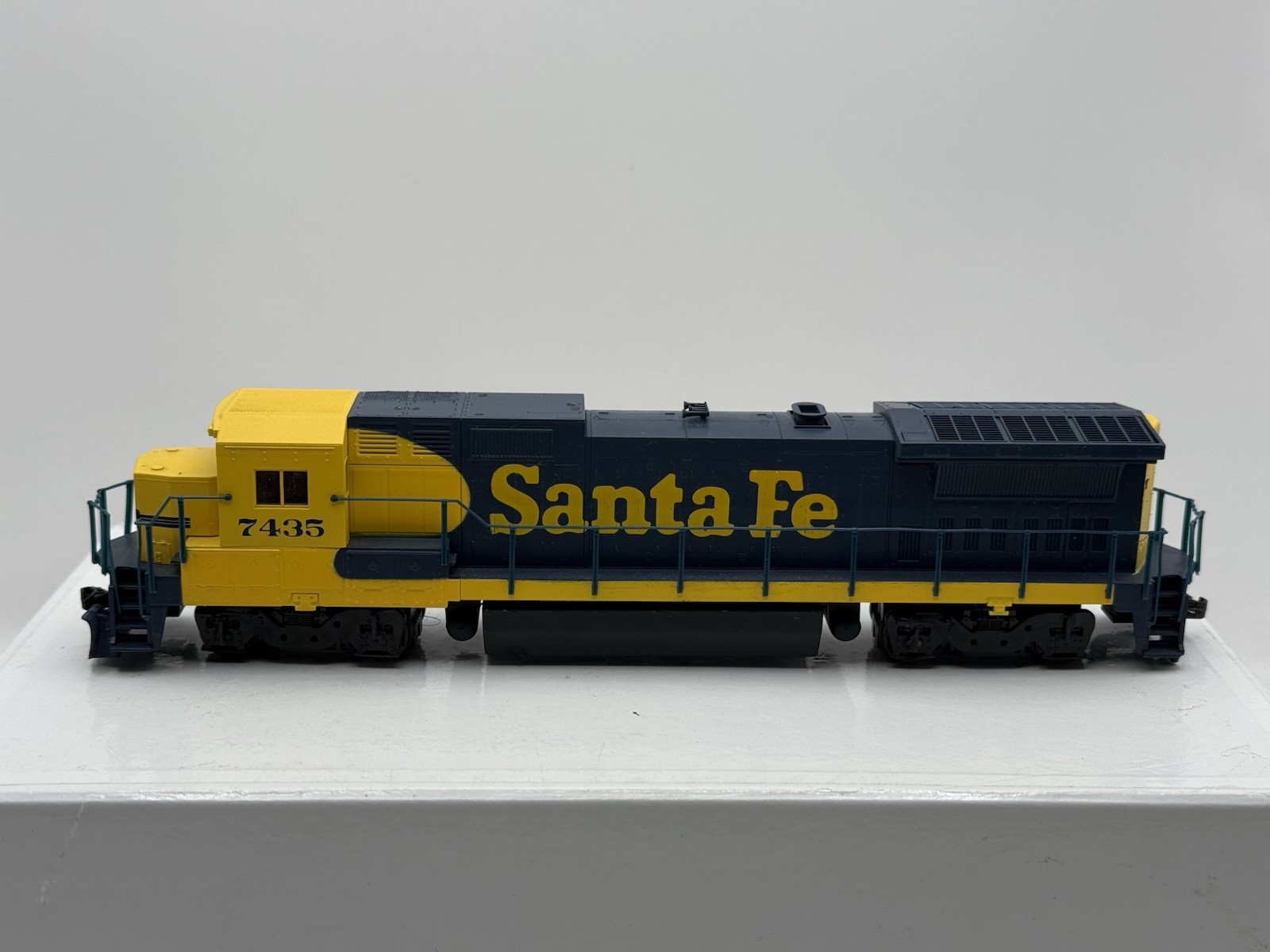 GE Dash 8 40B Santa Fe # 7435