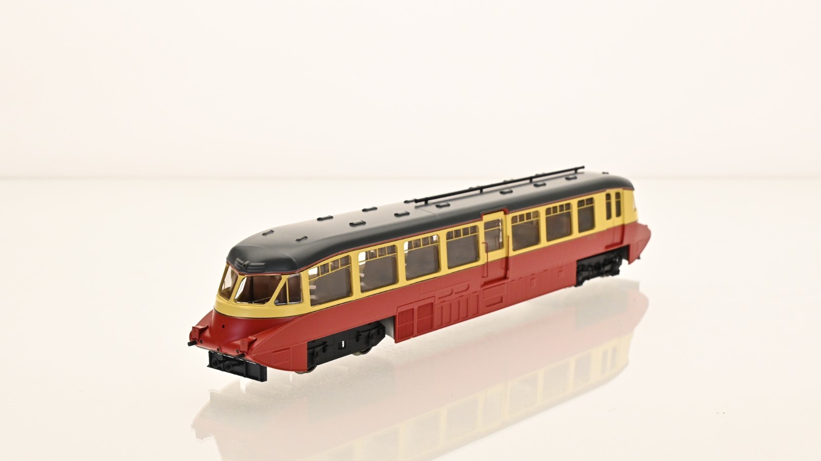 Dapol W8 BR Streamlined Diesel Railcar OO scale