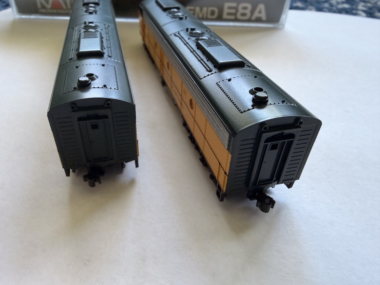 🚂 KATO N SCALE CHICAGO & NORTHWESTERN CNW EMD E8 DIESEL LOCO PAIR 5021A 5021B
