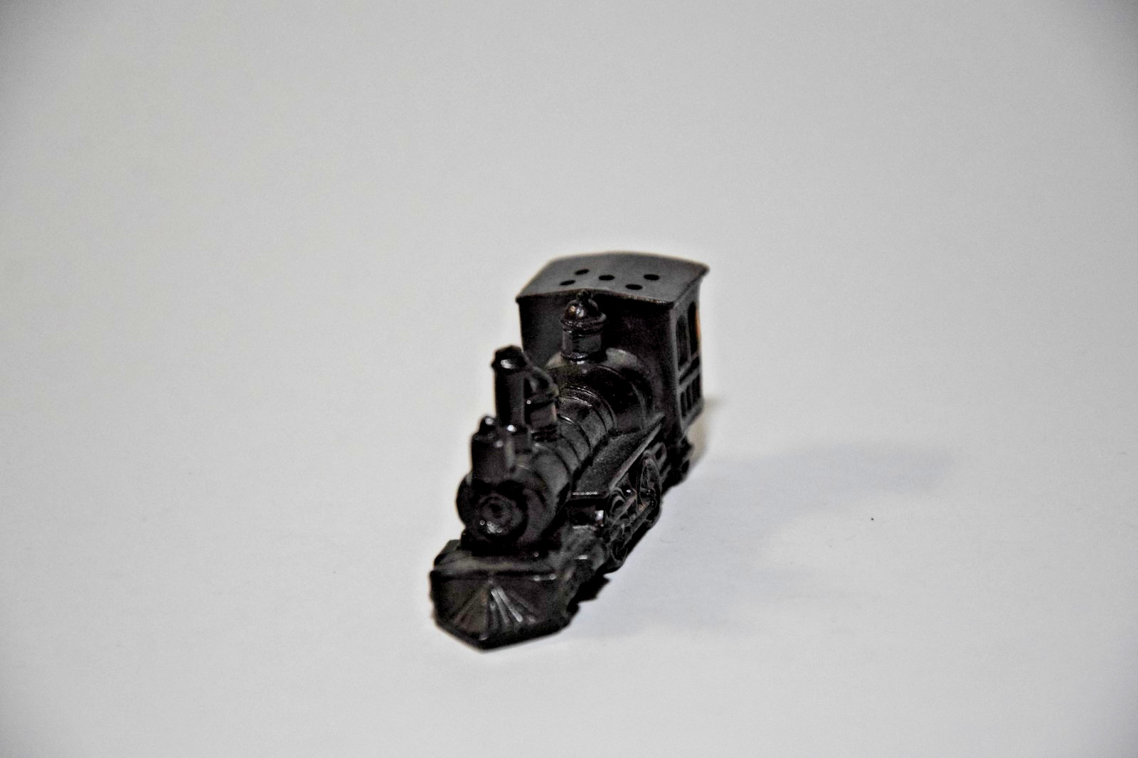 CAST METAL STEAM LOCOMOTIVE TRAIN ENGINE NICK NACK SHADOWBOX VINTAGE DIECAST