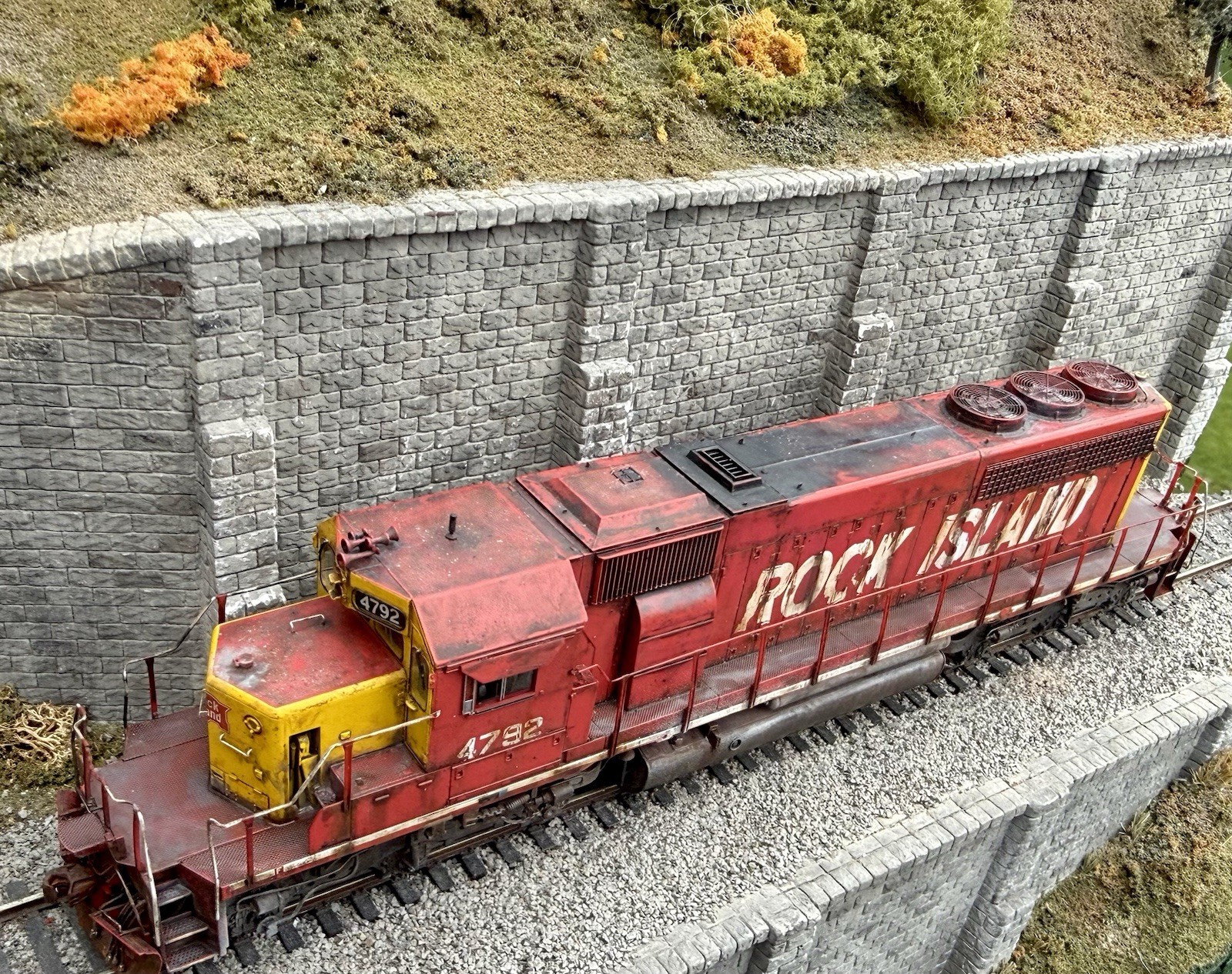 HO ScaleTrains Rivet Counter SD40-2 Rock Island #4792 Sound/DCC /NIB/weathered