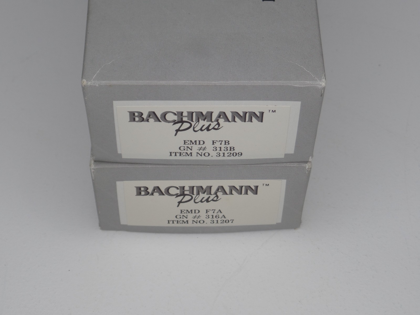 Bachmann Plus HO Scale 1:87 Great Northern #31209 EMD F7B #31207 EMD F7A Engines