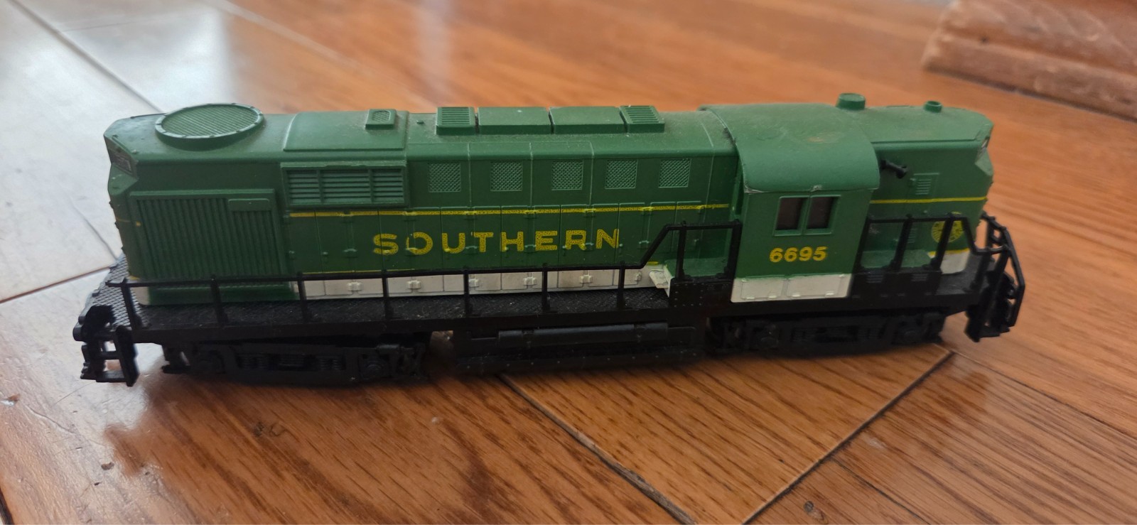 AHM Mehano Southern Railroad GP-18 #6695 Diesel HO Locomotive
