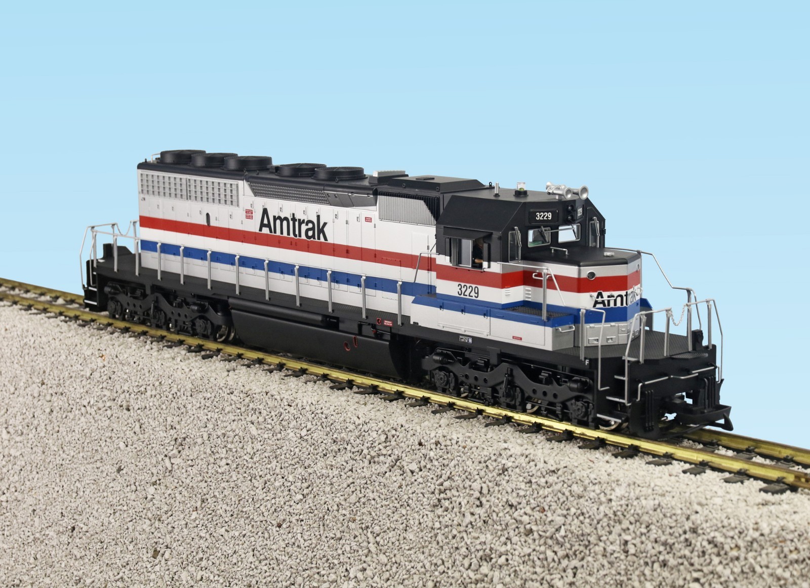 USATrains SD40-22307 AMTRAK SD40-2 SILVER/BLACK #3229