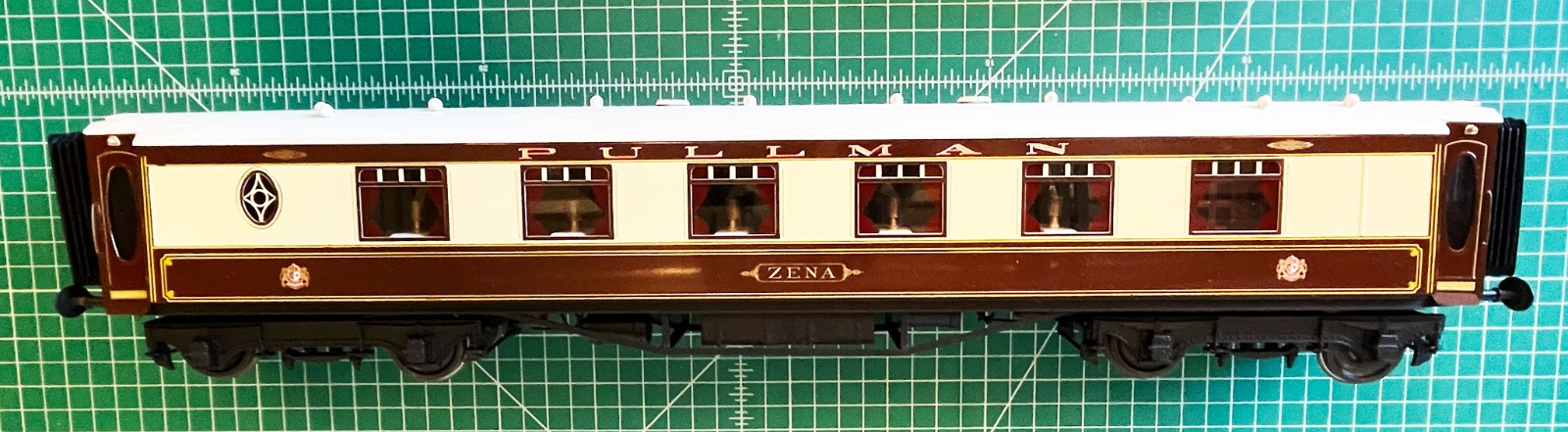 J&M Models Gauge 1 Spur 1 British Pullman First Class Parlour Car – “Zena”