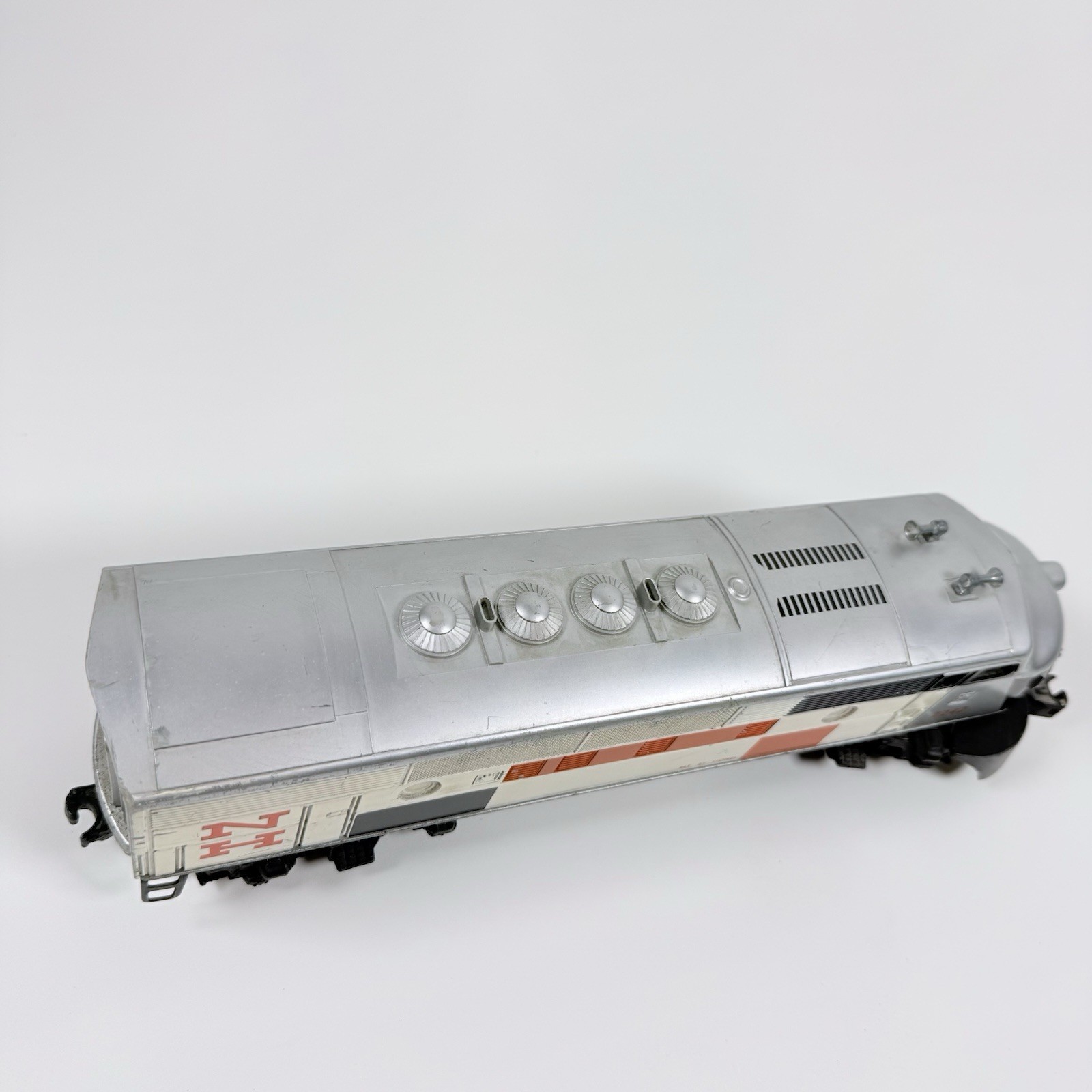 Lionel Trains 8851-8852 New Haven 2242 Diesel Locomotive A B set, O Gauge