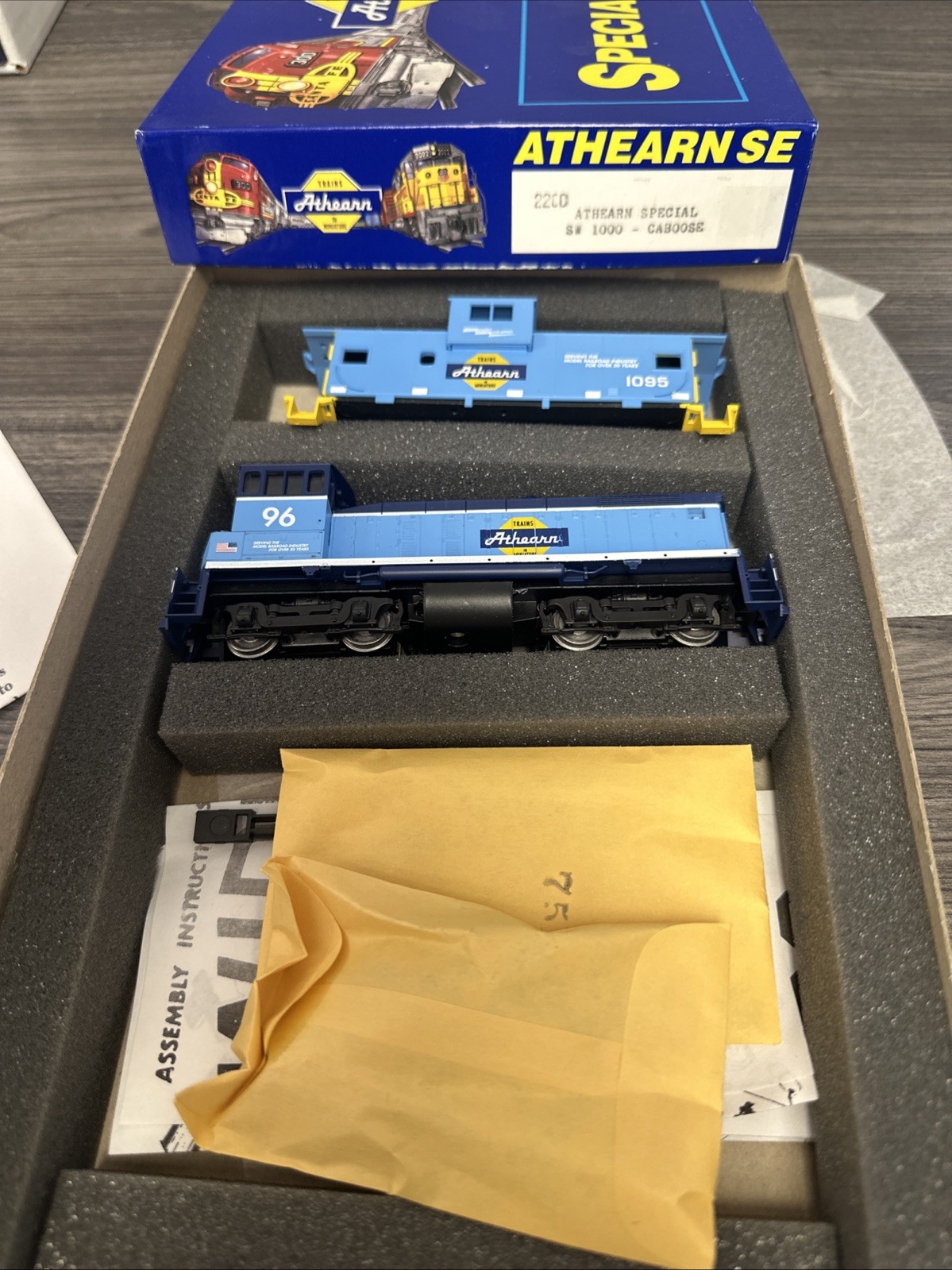 Athearn Special Edition HO RTR #2200 SW1000 Powered Diesel w/Caboose Set RTR NOS