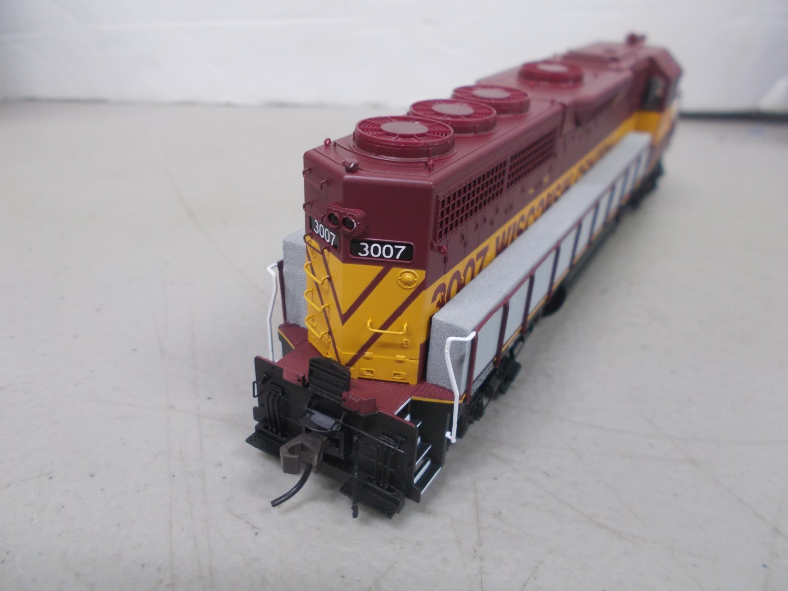 ATLAS MASTER # 9723~WISCONSIN CENTRAL GP-40 LOCOMOTIVE # 3007 WITH DCC~HO SCALE