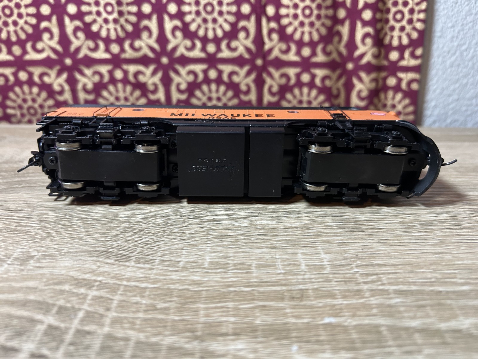 Walthers Mainline HO Scale EMD F7A Diesel Locomotive, Milwaukee Road #83C