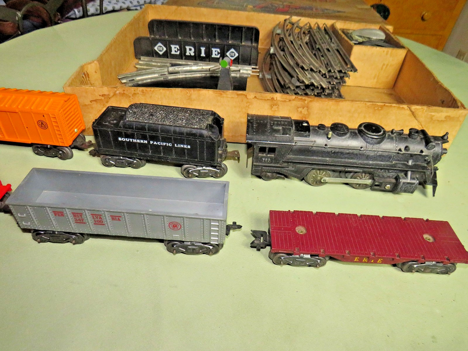 VINTAGE 1950s UNIQUE / MARX O OR 027 GAUGE ELECTRIC FREIGHT TRAIN SET IN BOX