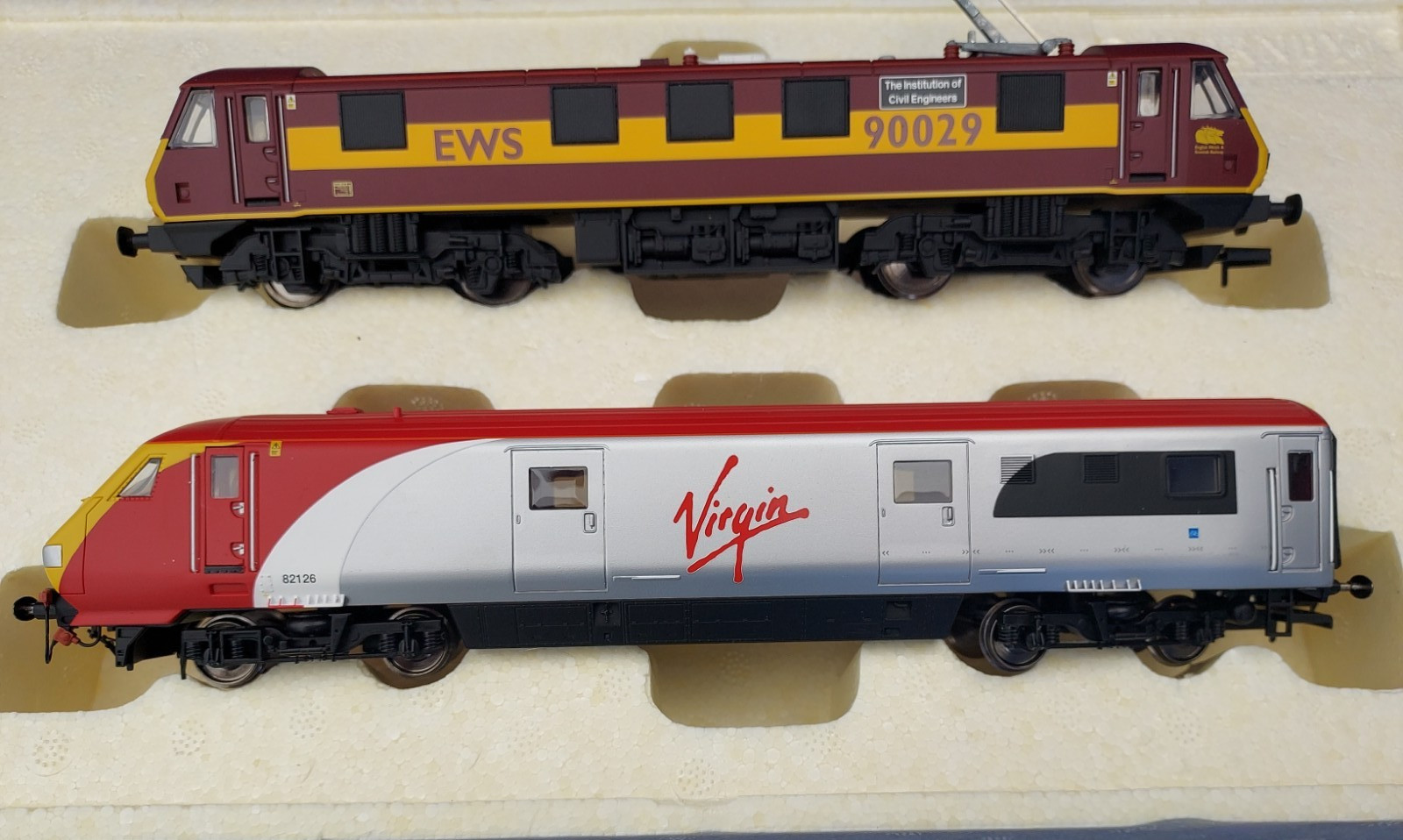 Hornby OO “Virgin Charter Relief Train Pack”: EWS Class 90 & VIRGIN DVT, # R2955