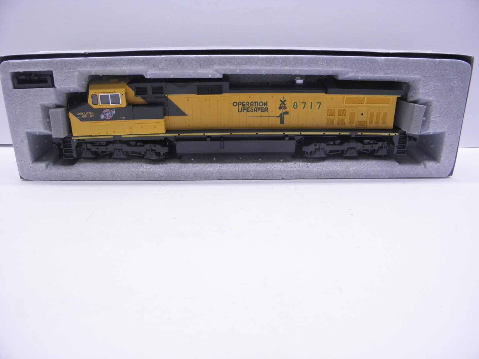 KATO GE-C44-9W LOCOMOTIVE – CNW #8717 – HO SCALE- CHECKED AND RUNS DCC PLUG-NEW