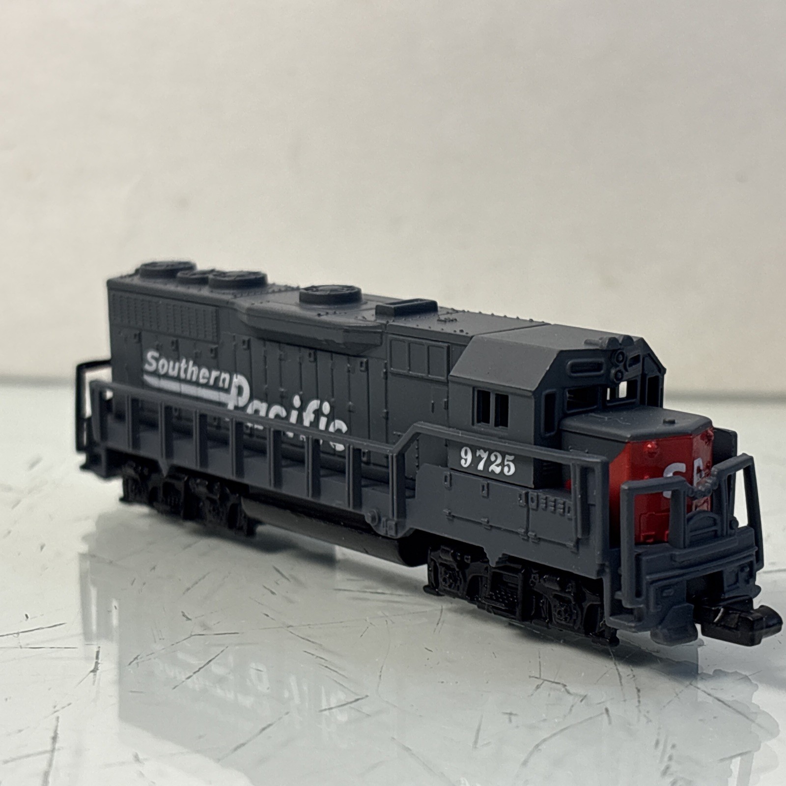 N Scale Southern Pacific 9725 Diesel Locomotive Caboose Box Railroad 3 Tracks