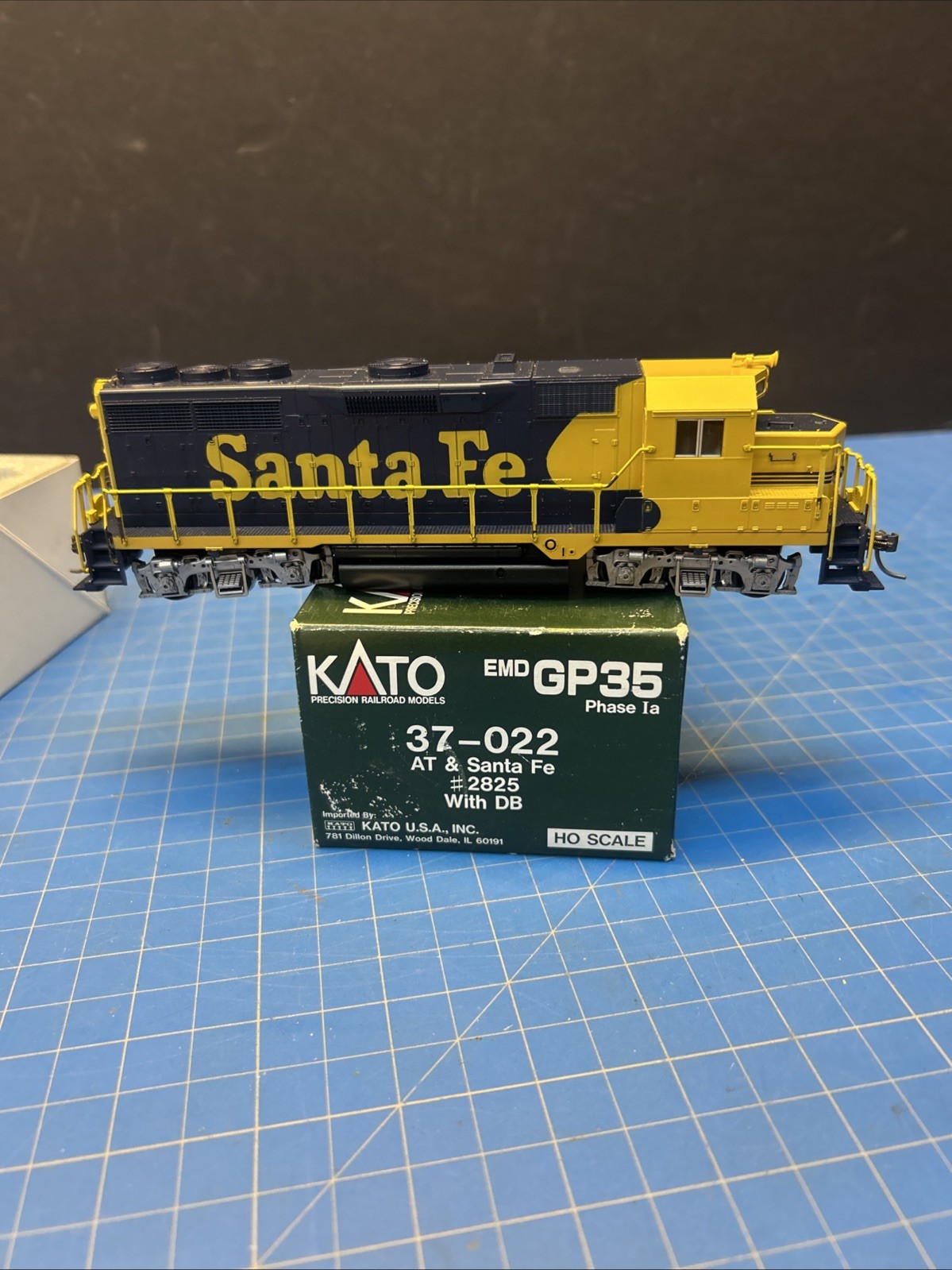 HO KATO 37-022 EMD GP35 PHASE 1a SANTA FE # 2825