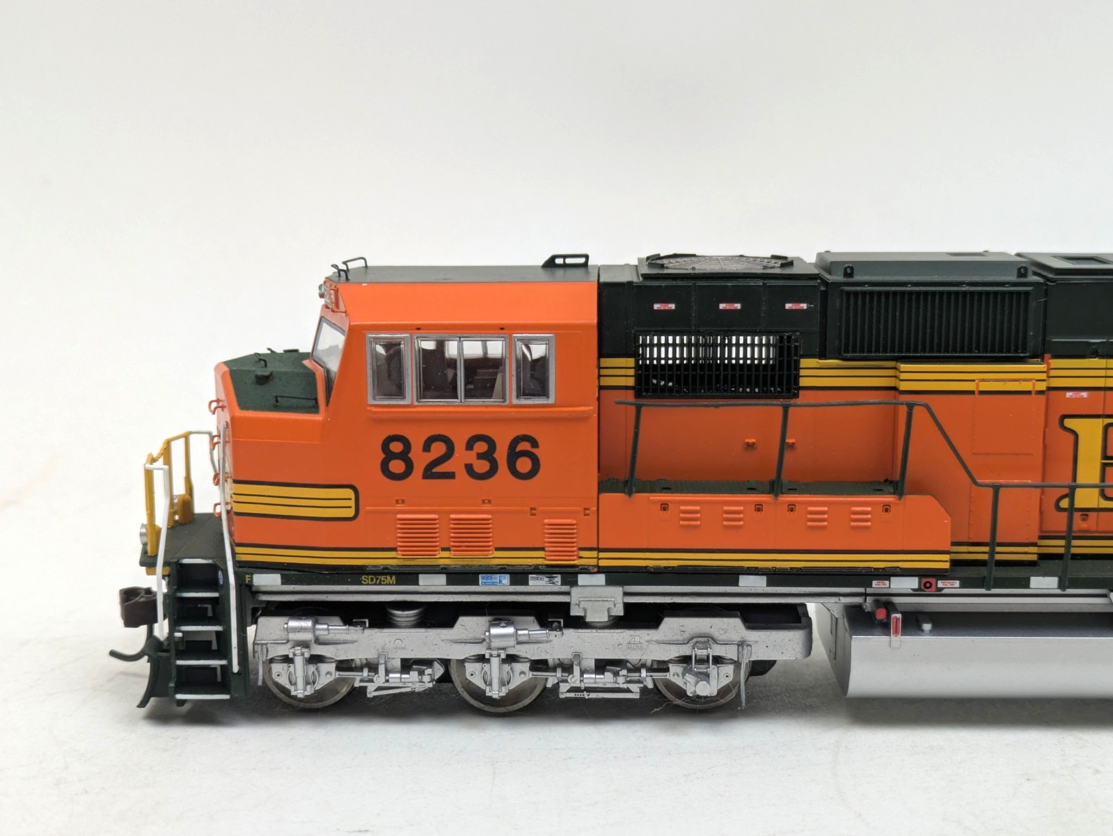 Athearn Genesis G6175 HO BNSF Premium Heritage Diesel Locomotive SD-75M #8236