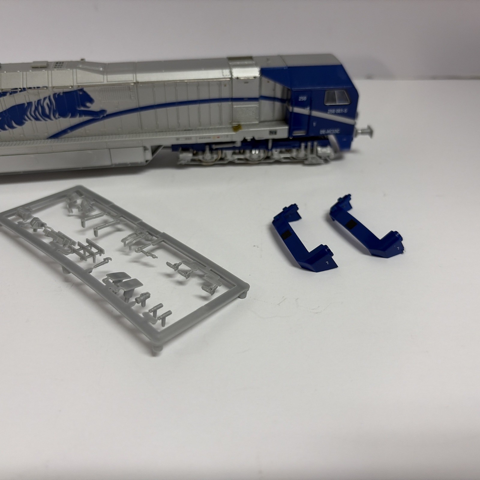 Blue Tiger ADtranz / DE-AC33C Mehano Train Line HO NOS Powered Locomotive